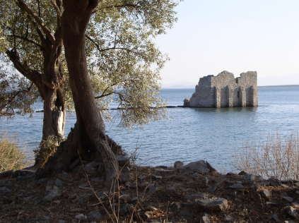 Byzantinsk tårn ved indsejlingen til den lille havn